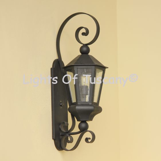 Colonial style outdoor wall lantern light